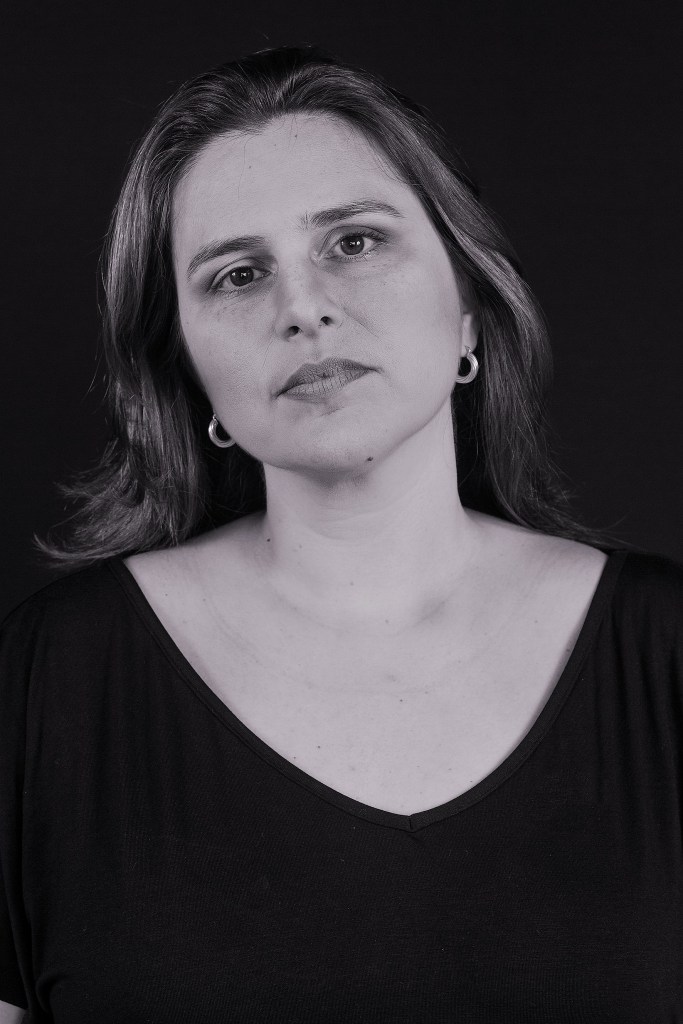Carla Guerson é escritora, feminista, geminiana, mãe, incomodada. Escreve em verso e prosa. Capixaba, nascida e criada em Vitória/ES, onde reside. É autora dos livros O som do tapa (contos, Ed. Patuá) e Fogo de Palha (poesia, Ed. Pedregulho). Idealizadora e coordenadora do Coletivo Escreviventes.